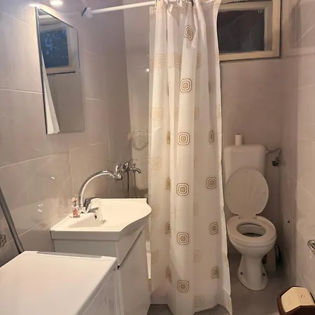 Cozy Retreat Near Macedonia Square Apartment *