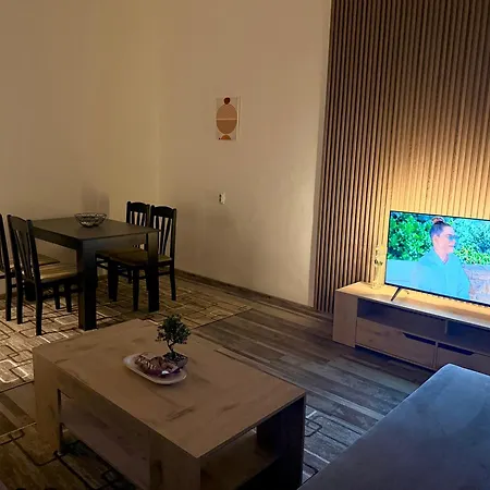 Modern Center - Sleeps 6 - Perfect For Families & Friends アパート スコピエ