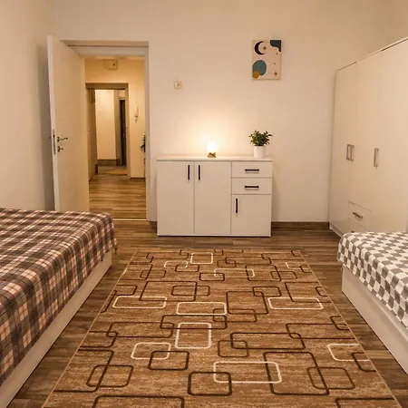 Cozy Retreat Near Macedonia Square Apartment *