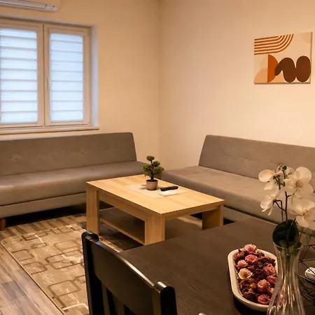 Cozy Retreat Near Macedonia Square Apartment