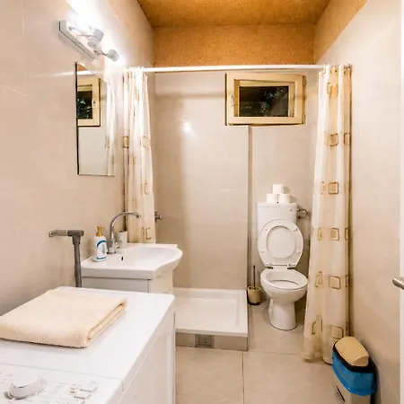 Cozy Retreat Near Macedonia Square Apartment