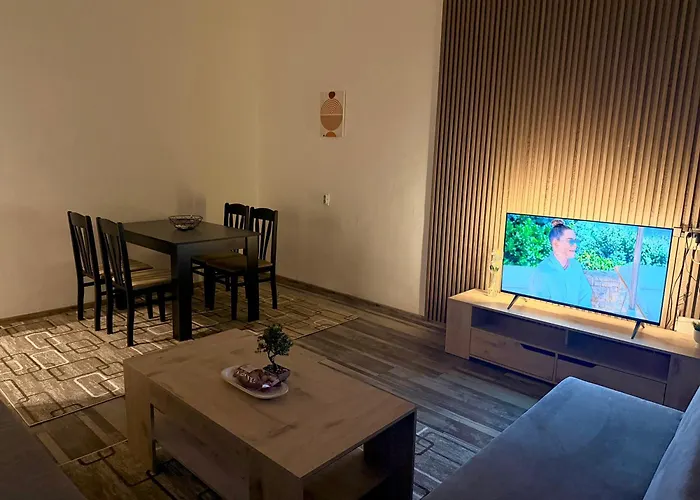 Modern Center - Sleeps 6 - Perfect For Families & Friends Appartement Skopje