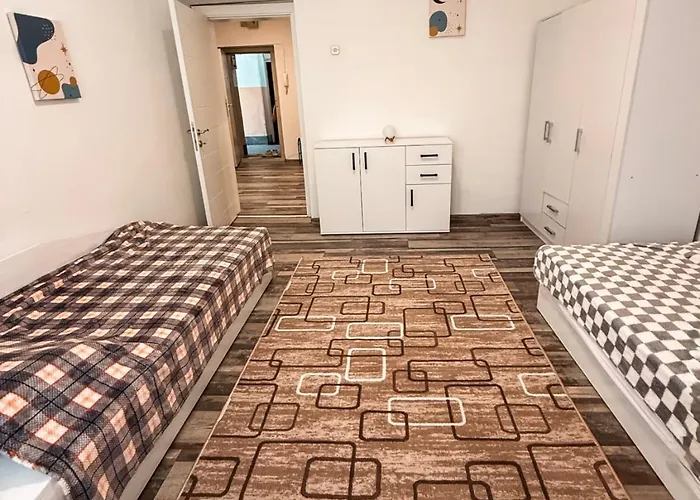 Modern Center - Sleeps 6 - Perfect For Families & Friends Appartement Skopje