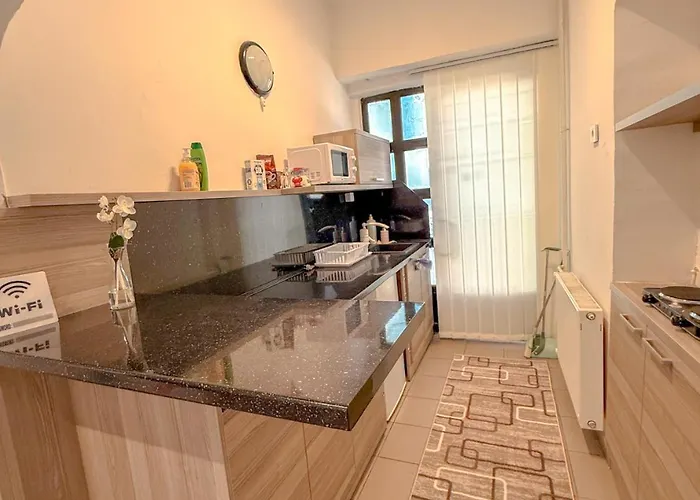 Modern Center - Sleeps 6 - Perfect For Families & Friends Appartement Skopje